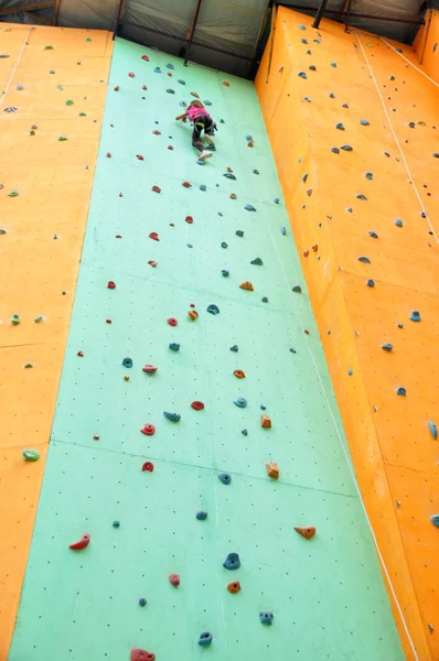 Çocuk duvar tırmanışı — Stok fotoğraf