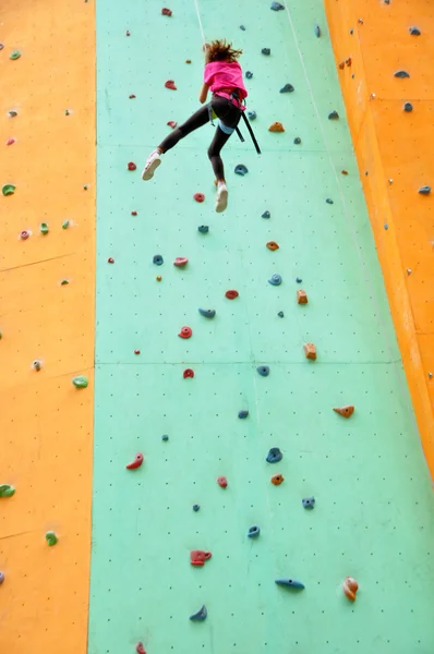 Kind klimmen van de muur — Stockfoto