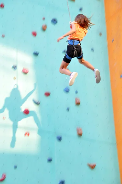 Niño deslizándose por la pared de escalada — Foto de Stock