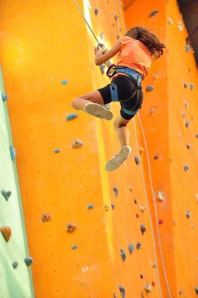 Niño deslizándose por la pared de escalada — Foto de Stock