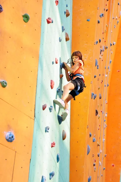 Niño trepando por la pared — Foto de Stock