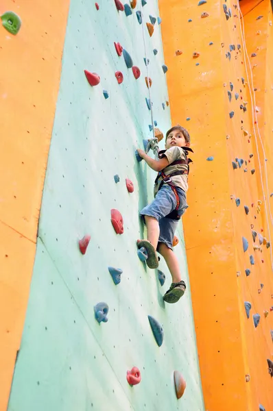 Niño trepando por la pared — Foto de Stock