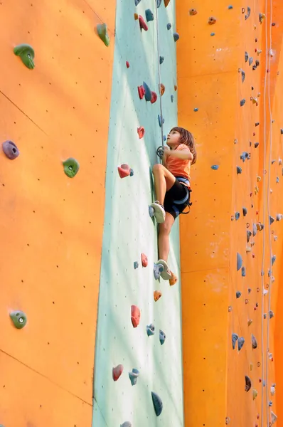 Niño estudiando escalada en el centro de escalada — Foto de Stock