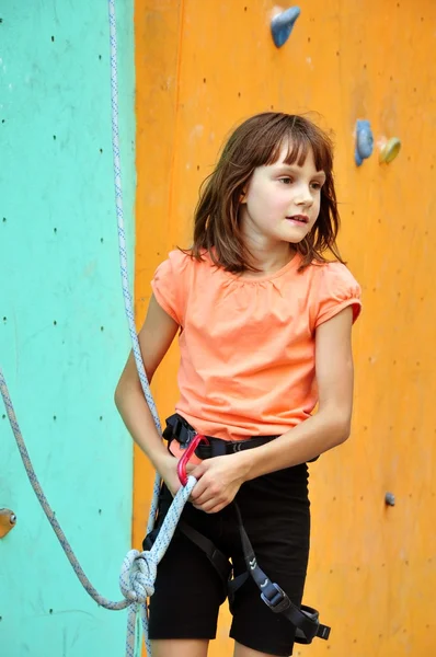 Niño con equipo de escalada contra la pared de entrenamiento — Foto de Stock