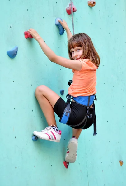 Dziecko wspinaczka po ścianie — Zdjęcie stockowe