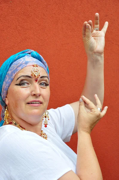 Vacker blond äldre kvinna med indiska smycken — Stockfoto