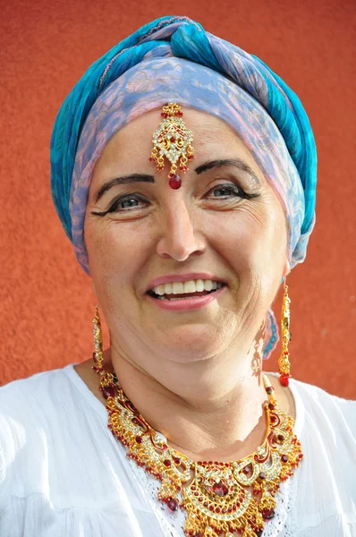 Schöne blonde Seniorin mit indischen Juwelen — Stockfoto