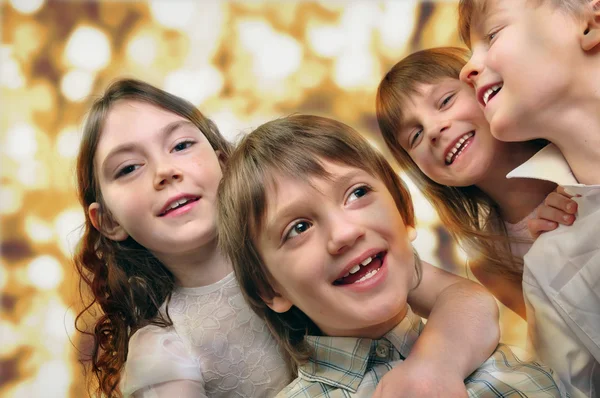 Retrato de vacaciones de niños felices contra fondos dorados brillantes — Foto de Stock