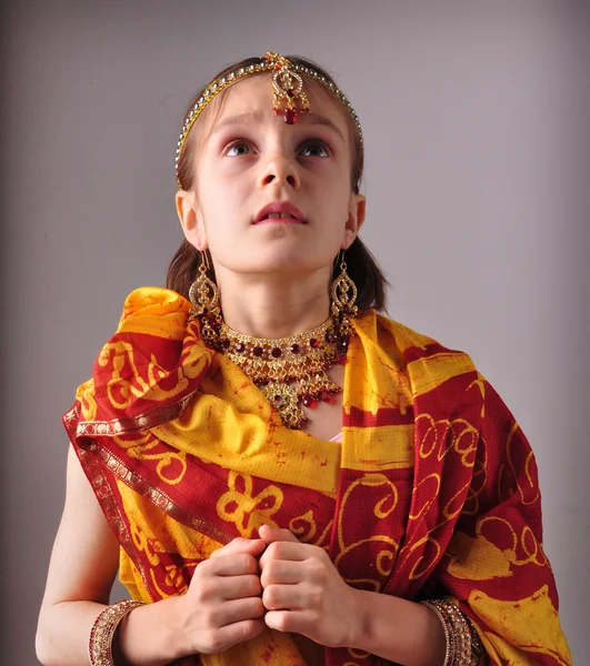 Kleines Mädchen in traditionellem indischen Sari und Schmuck — Stockfoto