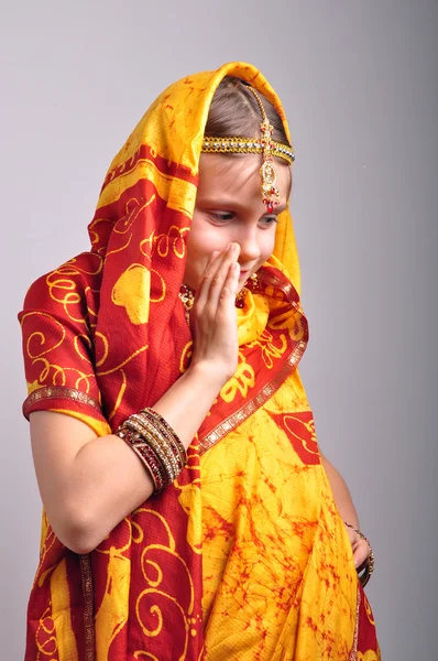 Menina em roupas tradicionais indianas dançando — Fotografia de Stock