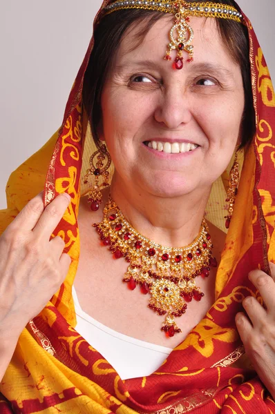 Mulher sênior em roupas tradicionais indianas e jóias — Fotografia de Stock