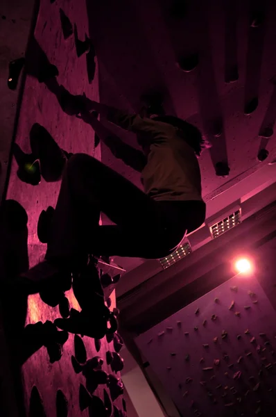 Child rock climbing up the wall — Stock Photo, Image