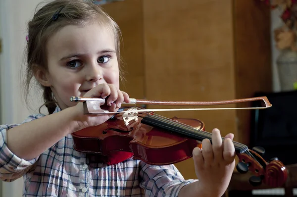 可爱的小女孩，学习小提琴演奏 — 图库照片