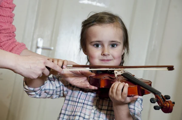 可爱的学龄前女孩学习小提琴演奏 — 图库照片