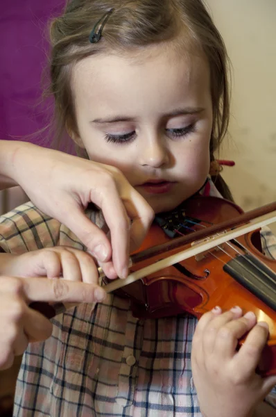 学龄前儿童学习小提琴演奏 — 图库照片