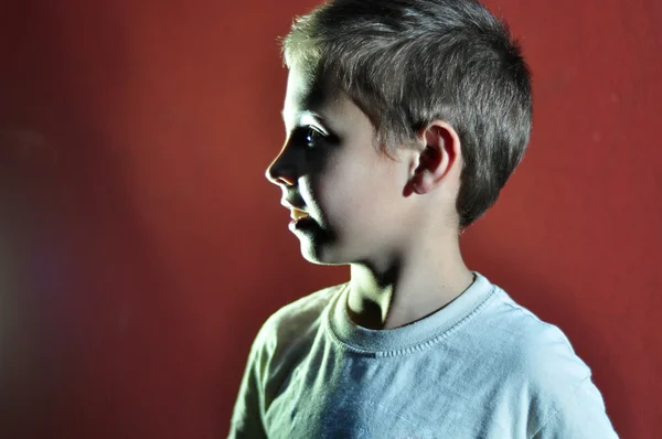 Profiel portret van een kleine jongen — Stockfoto