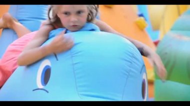 Çocuk Park tramplen atlama