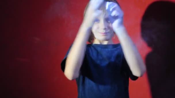Lány játszik kréta magnézium — Stock videók