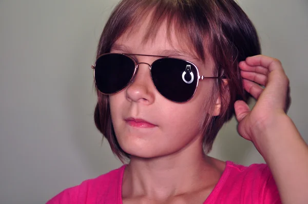 Дитини носити сонцезахисні окуляри — стокове фото