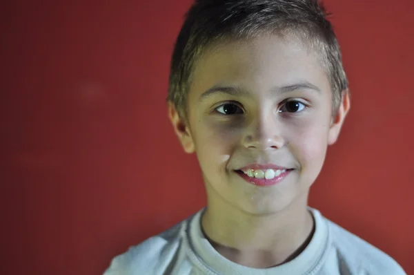 Portret van opgewonden lachende kleine jongen — Stockfoto