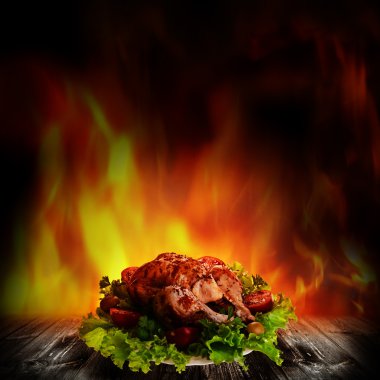 ızgara tavuk salata ahşap masa üzerinde