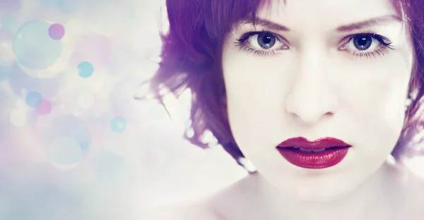 Rött läppstift. skönhet vit kvinna porträtt — Stockfoto