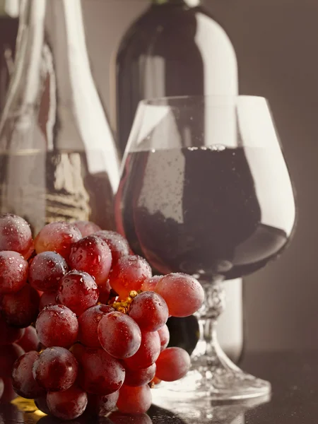 Vino viejo. Bodegón con botellas de vino y copa — Foto de Stock