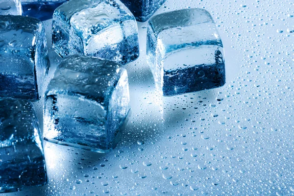 Cubo de gelo e gotas de água no fundo molhado — Fotografia de Stock