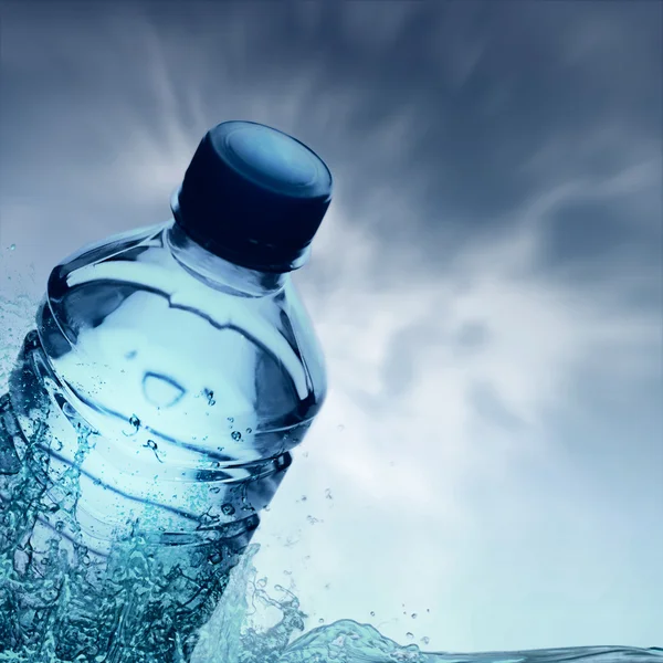 Очищена джерельна вода в пляшці — стокове фото