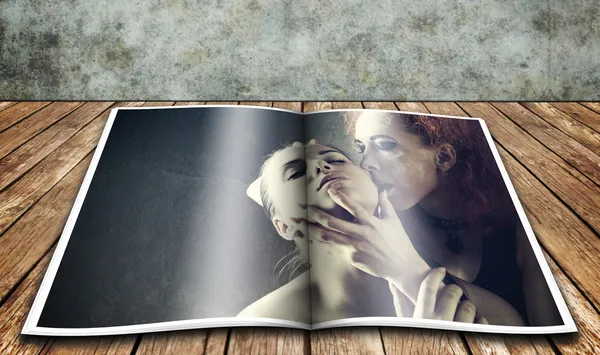 Le baiser du vampire. Magazine brillant sur bureau en bois — Photo