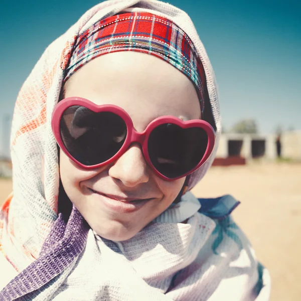 Under the bright desert sun, female funny portrait — Stock Photo, Image