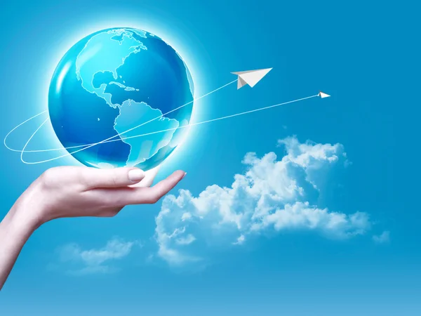 Brazo femenino sosteniendo globo terrestre contra cielos azules, ambientalidad —  Fotos de Stock