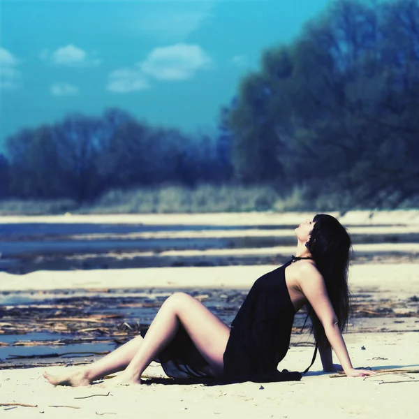 På floden stranden, kvinnliga utomhus porträtt — Stockfoto