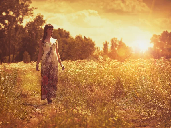 Sur la prairie, portrait féminin sous le soleil du soir — Photo