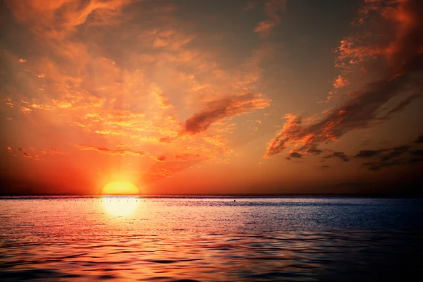 海洋環境の抽象的な背景に沈む夕日 — ストック写真