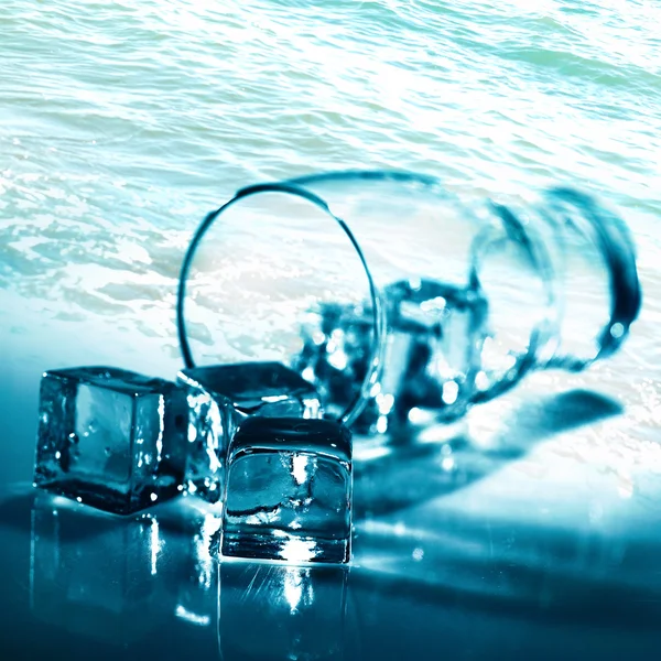 水と氷。あなたの設計の抽象的な背景 — ストック写真