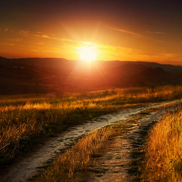 Coucher de soleil spectaculaire sur la vallée automnale, paysage naturel — Photo