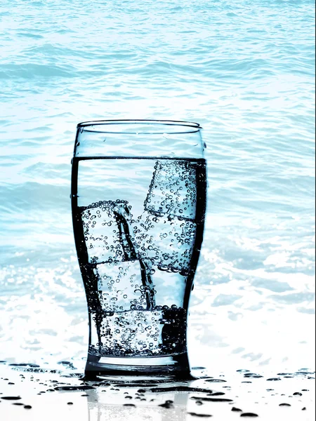 Cold purified water in the glass with bubbles — Stock Photo, Image