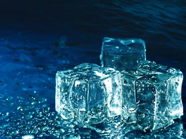 Agua helada contra fondos azules abstractos para su diseño —  Fotos de Stock