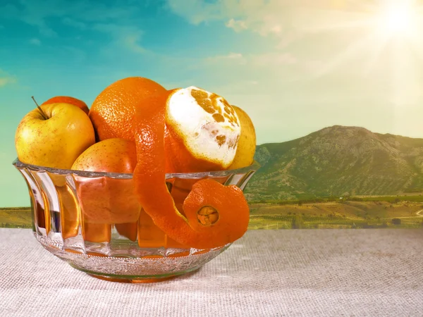 Natuurvoeding stilleven. Kom met vers fruit op het Bureau — Stockfoto