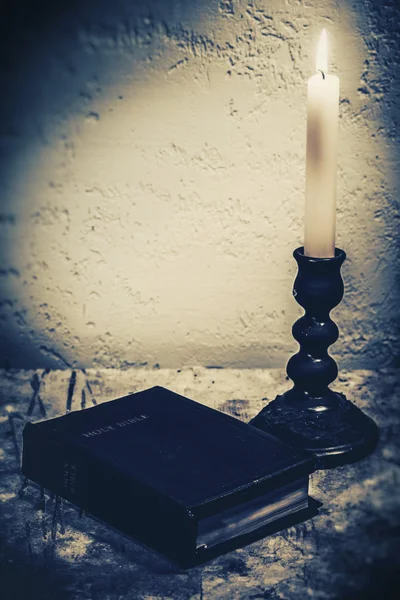 Bíblia Sagrada na mesa — Fotografia de Stock