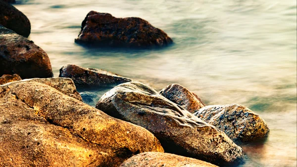 Deniz Sahil kayalar ile sleeping — Stok fotoğraf