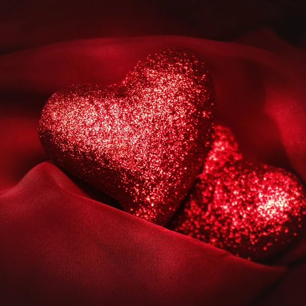 Ζευγάρι αστεία καρδιές πάνω από κόκκινο καμβά, Περίληψη Φόντα — Φωτογραφία Αρχείου