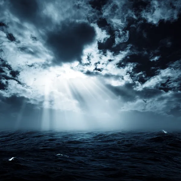 New hope in the stormy ocean — Stock Photo, Image