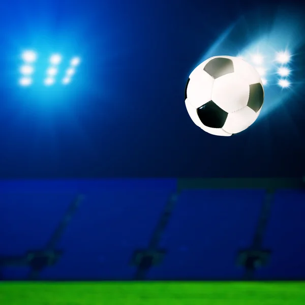 Fliegender Fußballball — Stockfoto