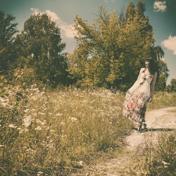 Mujer caminando en el prado —  Fotos de Stock