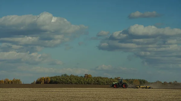 Jordbruksbakgrund Arbete Med Vintergrödor Vackert Höstfält Blå Himmel — Stockfoto