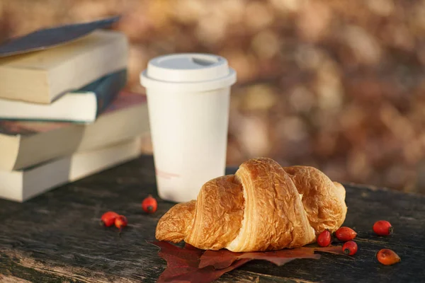 Croissant Und Kaffee Konzept Der Fernausbildung — Stockfoto