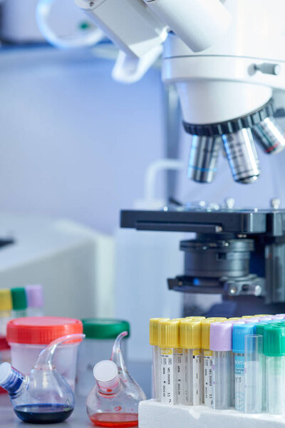 Абстрактное медицинское и научное образование с интерьером лаборатории