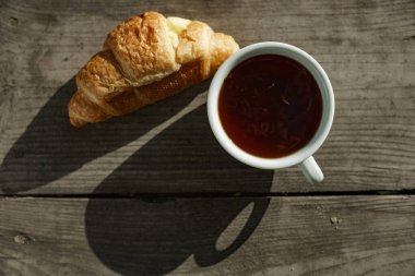 Nehir kıyısında bir sabah. Masanın üzerinde bir fincan lezzetli aromatik kahve.